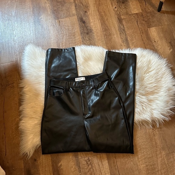 ABERCROMBIE & FITCH Curve Love Vegan Leather 90s Straight Leg Pant - Picture 5 of 8
